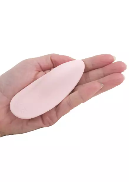 Pikkuhousuvibraattori naisen kämmenellä - Klitoriskiihottimet ja Muut Hierojat - 8714273058560 - 2