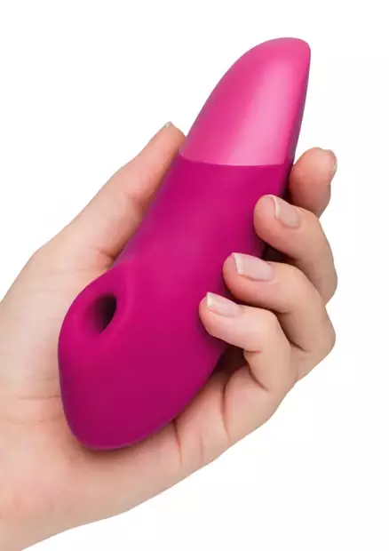 Womanizer paineaaltokiihotin naisen kädessä - Paineaaltokiihottimet - 4251460630641 - 2