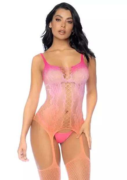 Nainen poseeraa yllään kissapuku. Kissapuku on topin ja sukkien yhdistelä, jossa verkkoa ja kukkakuviointia. Lukuvärjätty, jossa yläältä pinkki muuttu oranssiksi ja jaloissa jälleen pinkiksi. - Bodyt ja Kissapuvut - 190602203951 - 1