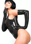 Lateksibody paljastaa lonkat. Naisella my=C3=B6s pitk=C3=A4t lateksi k=
=C3=A4sineet - Lateksi Catsuitit ja Bodyt - 04052201 - 3
