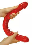 Kaksipäinen dildo naisen käsissä. - Dildot ja Tekopenikset - 4024144523061 - 2