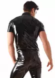 Mies seisoo selin. PVC paita istuu tiukasti. - PVC Asut Miehille - L4632 - 3