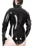 Lateksibodyn lahkeensuut nousetvat lonkkaluiden korkeudelle ja bodyssa=
 pystykaulus. - Lateksi Catsuitit ja Bodyt - LA1212 - 2