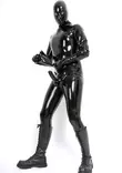 Lateksi haalarissa vattava l=C3=A4pp=C3=A4 edess=C3=A4 ja miehen penis=
 on peitettu lateksisella penistupella - Lateksi Catsuitit ja Bodyt - LA3153 - 2