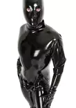 Mies t=C3=A4ysin pukeutuneena mustaan lateksiin. Lateksihaalar, lateks=
i k=C3=A4sineet sek=C3=A4 lateksihuppu. - Lateksi Catsuitit ja Bodyt - LA3153 - 1