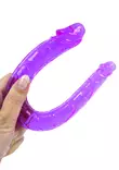 Dildo naisen kädessä. Ohuempi pää peukalon paksuinen. - Dildot ja Tekopenikset - 4024144522903 - 2