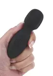 Wand vibraattori naisen kädessä. vibraattorin varsi on noin peukalon mittainen. - Wand vibraattorit - 8721284281054 - 2