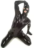 Mies poseeraa yll=C3=A4=C3=A4n latekshaalari, lateksik=C3=A4sineet sek=
=C3=A4 lateksihuppu - Lateksi Catsuitit ja Bodyt - LA1194 - 4