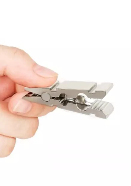 Sormet puristavat pyykkipoikaa auki - Nipistimet - 8720246448405 - 2