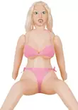 Seksinukke istuu jalat lev=C3=A4=C3=A4ll=C3=A4=C3=A4n. Seksinukella on=
 vaaleanpunaiset, muoviset bikinit. - Seksinuket - 4024144533176 - 2