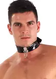Sama PVC kaulapanta miehen kaulassa - PVC Unisex Asusteet - 5053587034086 - 2