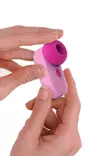 Nainen pitelee sormissaan klitoriskiihotinta. - Klitoriskiihottimet ja Muut Hierojat - 8435565947927 - 2