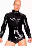 Mies poseeraa lateksi bodyssa. - Lateksi Catsuitit ja Bodyt - LA1197 - 3