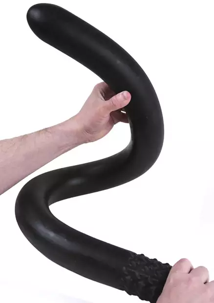 Anaalidildo miehen käsissä. Kädet näyttävät pieniltä dildoon verrattuna. - Anaalidildot - 8721284281429 - 2