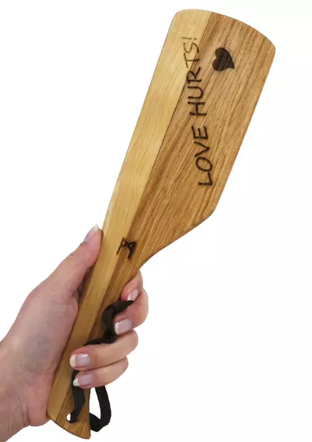 Läomäytin naisen kädessä - Ruoskat ja Piiskat - 7099 - 2